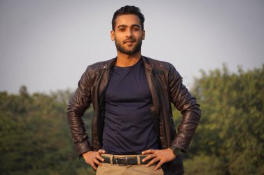 Kendine güvenen Hintli genç çocuk imajı