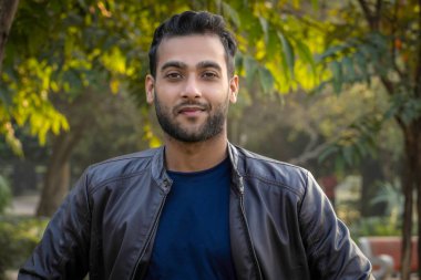 Kendine güvenen Hintli genç çocuk imajı