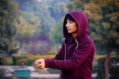 Adam poz veriyor, futbolcuya benziyor.