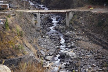 Köprü yakınlarındaki güzel nehir resmi