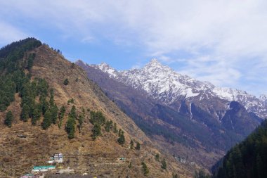 Bulutlu dağın yakın görüntüsü