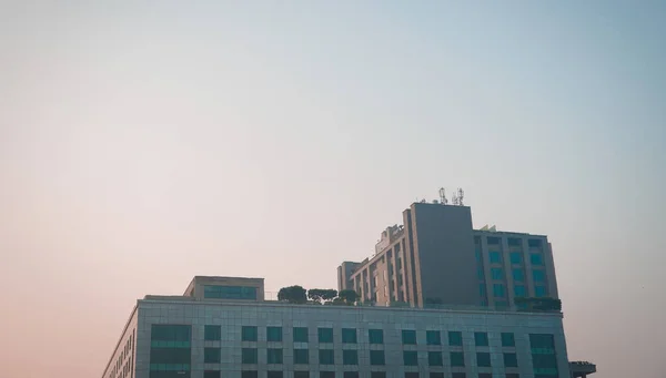 Modern Cam Yansıyan Akşam Şehir Gün Batımı Gökyüzünde Bina — Stok fotoğraf