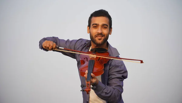 小提琴演奏者形象音乐和音乐色调的概念 人类音乐家的形象 — 图库照片