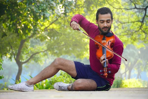 バイオリン奏者のイメージ音楽と音楽のトーンのコンセプト 男性音楽家の画像です — ストック写真