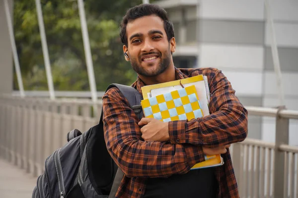 Молодий Студент Коледжу Книжковою Сумкою Посміхаючись Перед Камерою — стокове фото