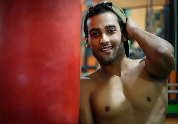 Joven Gimnasio Con Saco Boxeo Sonriendo Viendo Cámara — Foto de Stock