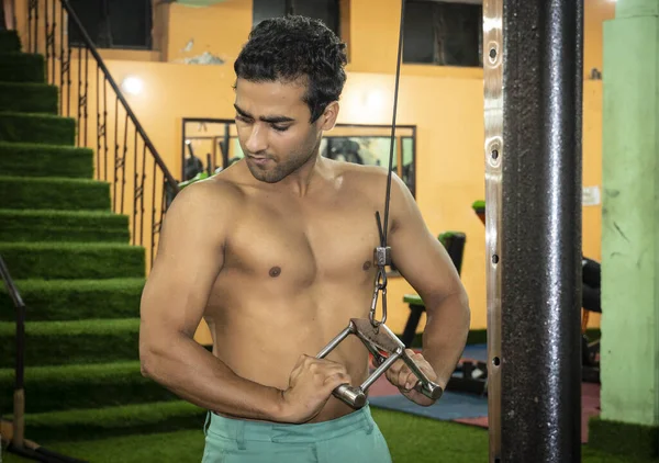 Joven Haciendo Gimnasio Sin Ropa Imágenes Gimnasio — Foto de Stock