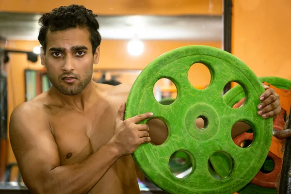 Hombre Joven Gimnasio Con Placa Gimnasio Levantar Peso —  Fotos de Stock