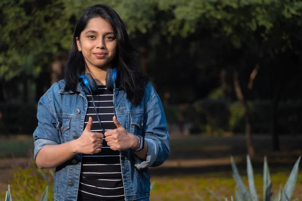 Indyjski Dziewczyna Student Dając Kciuki Górę — Zdjęcie stockowe