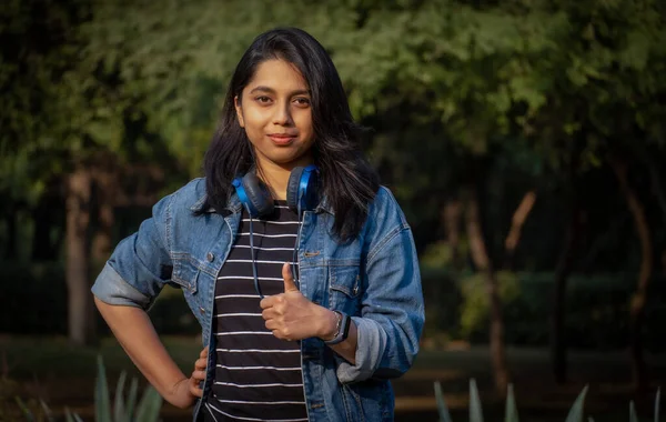 Indyjski Dziewczyna Student Dając Kciuki Górę — Zdjęcie stockowe