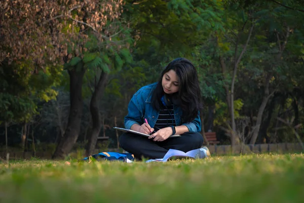 Estudiar Imagen Una Chica India Cerca Del Campus Universitario —  Fotos de Stock