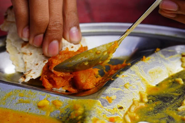 Nahaufnahme Eines Löffels Person Isst Essen Lokalem Indischen Geschäft — Stockfoto