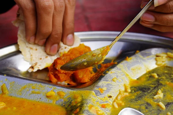 Primer Plano Cuchara Persona Está Comiendo Comida Tienda India Local — Foto de Stock