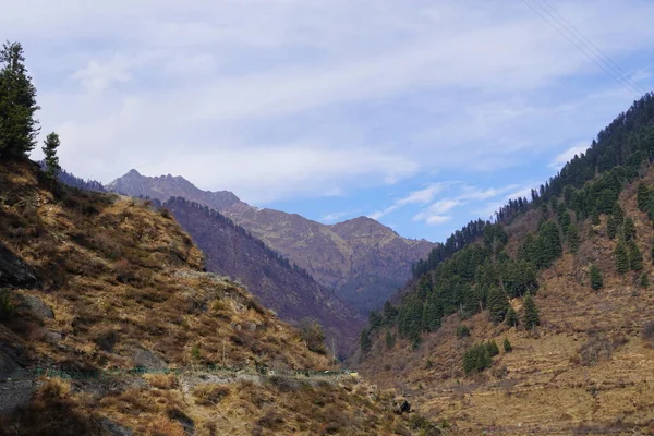 带着云彩的高山近景 — 图库照片