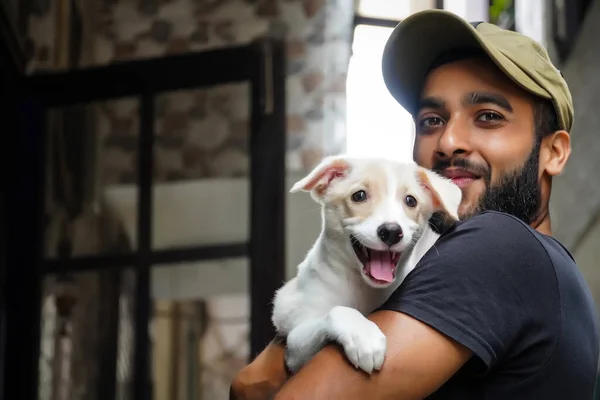 Ein Hundebegeisterter Kleiner Junge Mit Seinem Hund Glücklich Und Lächelnd lizenzfreie Stockfotos