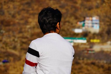 Adam arkadan Himachal Pradesh 'e bakıyor.