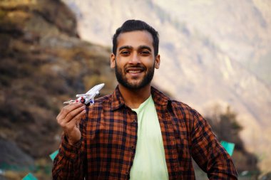 Seyahat konsepti bir erkek çocuğu elinde uçakla