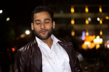 Şimdiki anın tadını çıkaran bir adam.