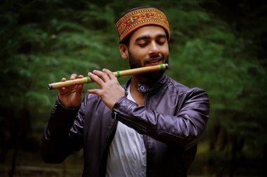 Flüt çalan Himachali Boy - Stok Resimleri