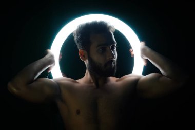 Yüzük hafif spor salonu ve fitness konsepti olan zinde bir çocuk.