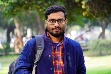 Genç adam torba ve umutla iş görüşmesine gidiyor.