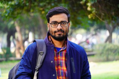 Genç adam torba ve umutla iş görüşmesine gidiyor.