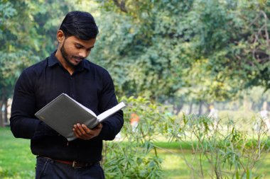 Genç üniversite öğrencisi günlüğüne bir şeyler yazıyor.