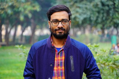 Sabah yürüyüşü için parktaki Hintli adam.