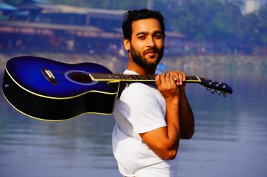 Teknede gitar çalan adam..