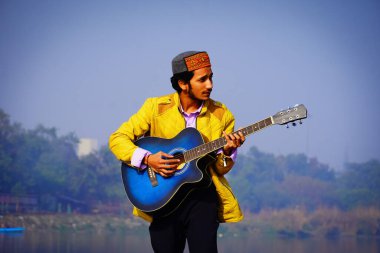 Teknede gitar çalan adam..