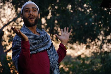 Hintli Müslüman adam gülümsüyor.