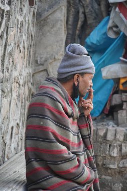 Sokaktaki zavallı evsiz adam.