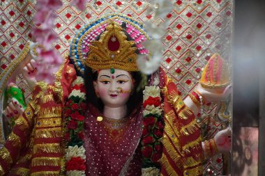 Tapınaktaki şirin adishakti devi Durga Devi Heykeli