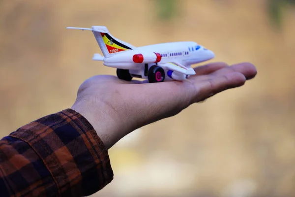 Flugzeug Der Hand Reiseweltkonzept — Stockfoto