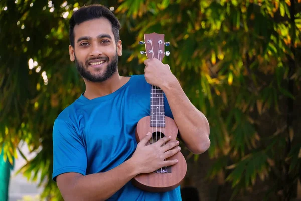 Snygg Kille Lär Sig Att Spela Ukulele — Stockfoto