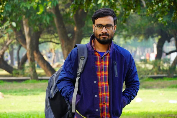 インドの若い男の画像公園の若い男 — ストック写真