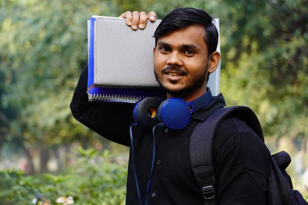 Indyjski Student Będzie Uczęszczał Zajęcia Koledżu — Zdjęcie stockowe