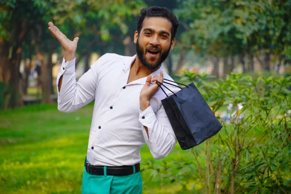 インド人男性とともに黒ショッピングバック興奮のためのショッピング — ストック写真