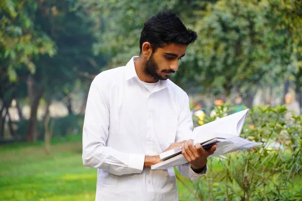 Indiano Studente Lettura Libro Vicino Campus Universitario — Foto Stock