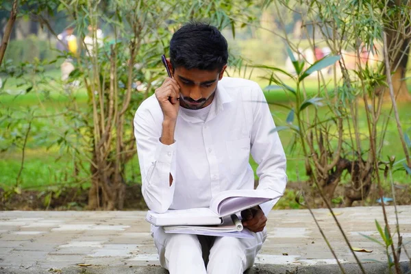 Індійський Студент Читав Книжку Біля Університетського Містечка — стокове фото