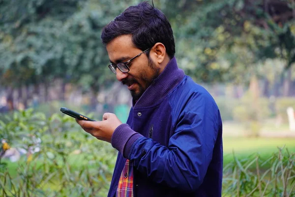 Indián Používá Mobil Ráno — Stock fotografie