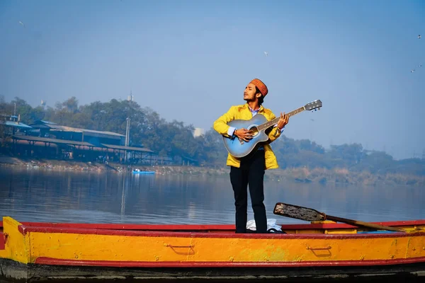 Homme Jouant Guitare Sur Bateau — Photo