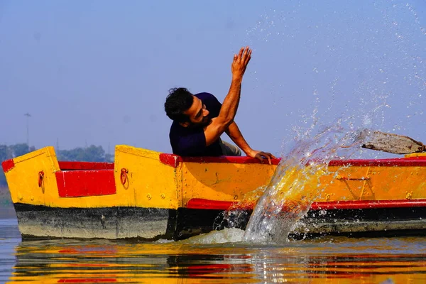 Mann Genießt Mit Wasser Boot Sitzen — Stockfoto