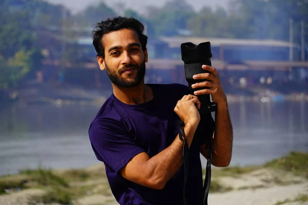 Cameraman Tirando Uma Foto Com Uma Câmera — Fotografia de Stock