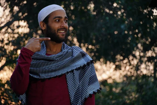 Indio Musulmán Hombre Sonriendo Imagen — Foto de Stock