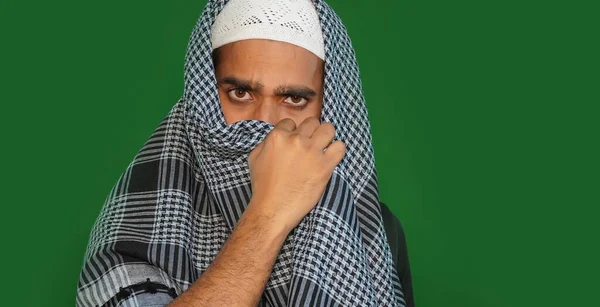 Hombre Musulmán Indio Enojo Ocultando Cara Fondo Pantalla Verde — Foto de Stock