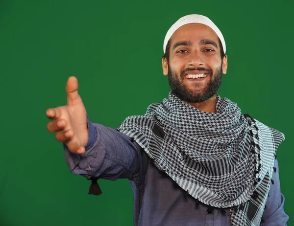 Musulmán Chico Colgando Mano Para Ayuda Mano Temblar Verde Pantalla — Foto de Stock
