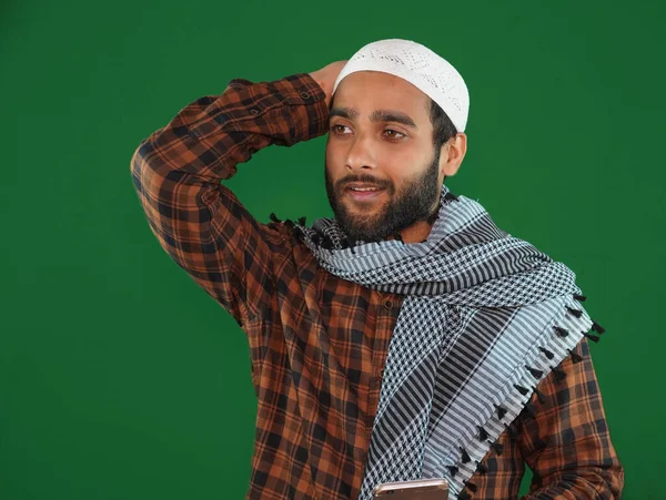 Σύγχυση Muslim Man Εικόνα Πράσινο Φόντο Οθόνη — Φωτογραφία Αρχείου