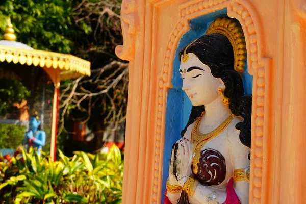 印度庙宇美丽的公主雕像 — 图库照片