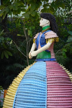 Oyuncak bebek, parkta.